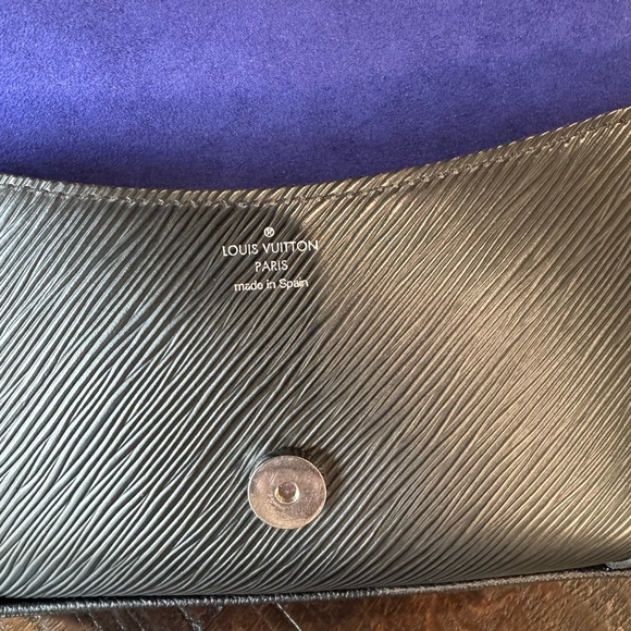Louis Vuitton Buci Crossbody Black Epi Leather - EXCELLENT Condition - Picture 8 of 15